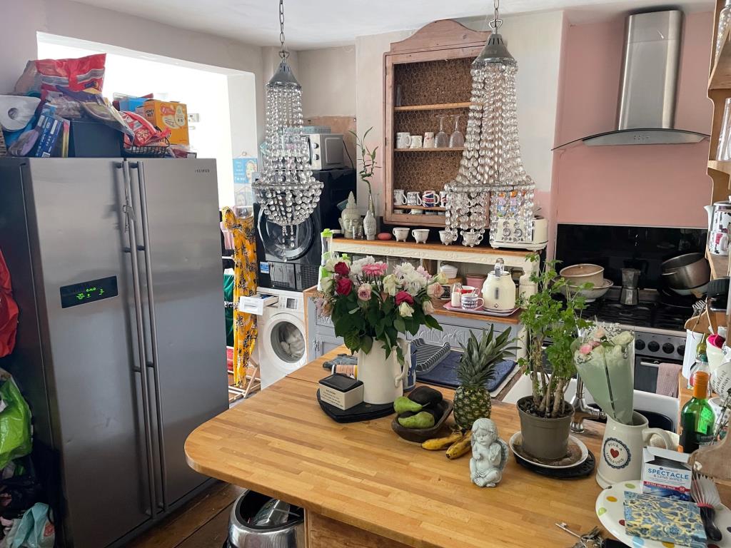 Lot: 106 - FOUR STOREY HOUSE WITH POTENTIAL -